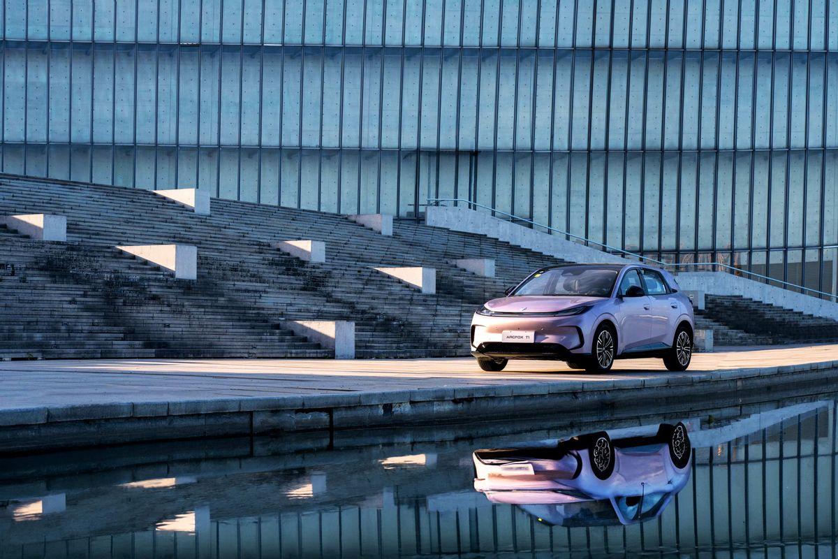 425km续航+V2L外放电 极狐T1入门配置解锁通勤露营双模式