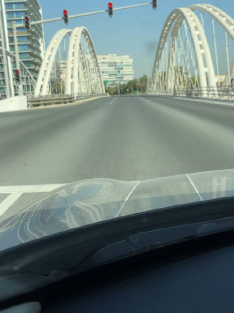 送娃返程拍阿布扎比Raha区，沿海可见赛车道与高速路