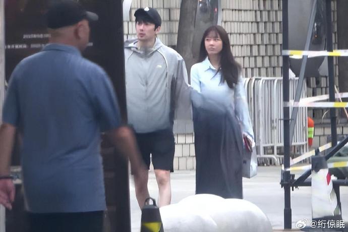 刘芮麟隐婚生子后首度曝光！夫妻路边拥吻、一家三口幸福日常引全网热议