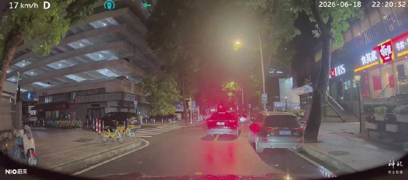 蔚来汽车连续绕行两车展现流畅操控