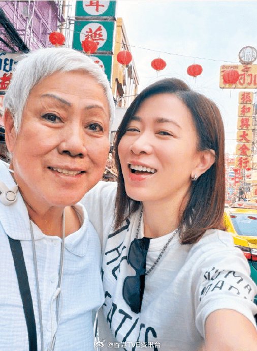 佘诗曼母亲具体患的是什么病，目前健康状况如何？