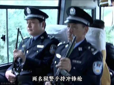 囚犯在押送途中趁着车祸抢枪越狱，大漠追捕惊心动魄