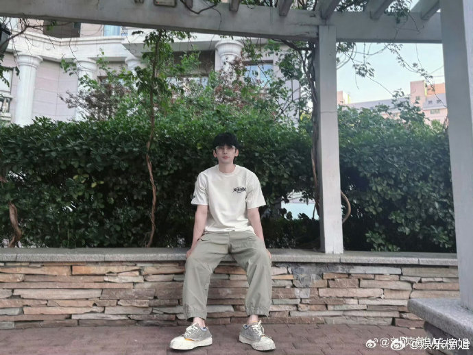 公众场所遇到明星，怎样才是合适的打招呼或互动方式？