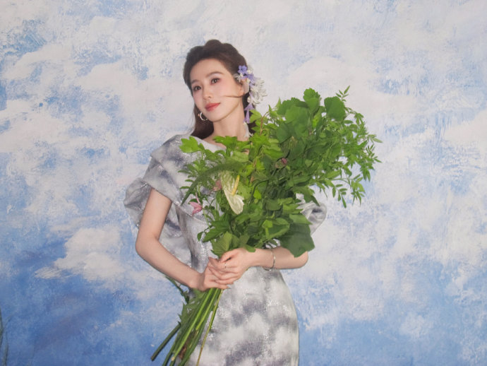 刘诗诗在克丽缇娜品牌活动上穿的蓝白晕染长裙是什么品牌？