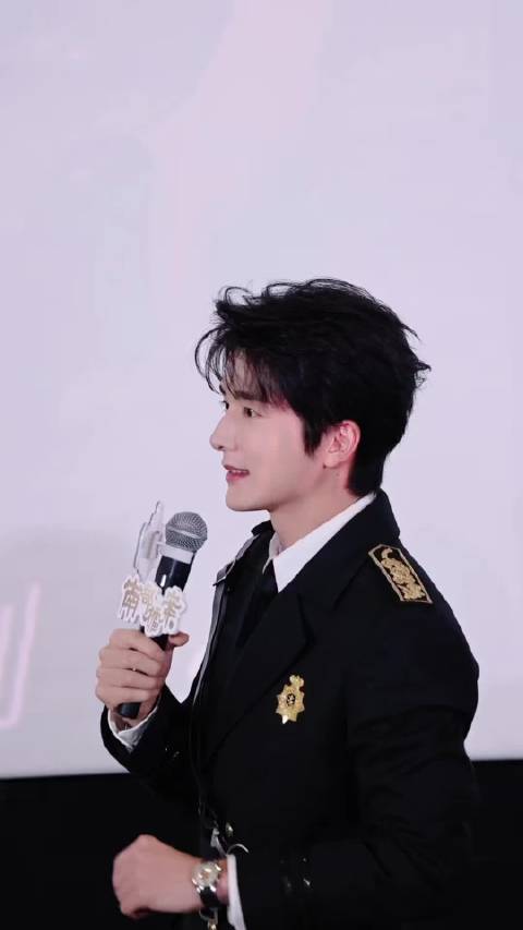张新成：海上的瘟神追剧团.ver 后知后觉：什么！原来我才是冲锋的狗