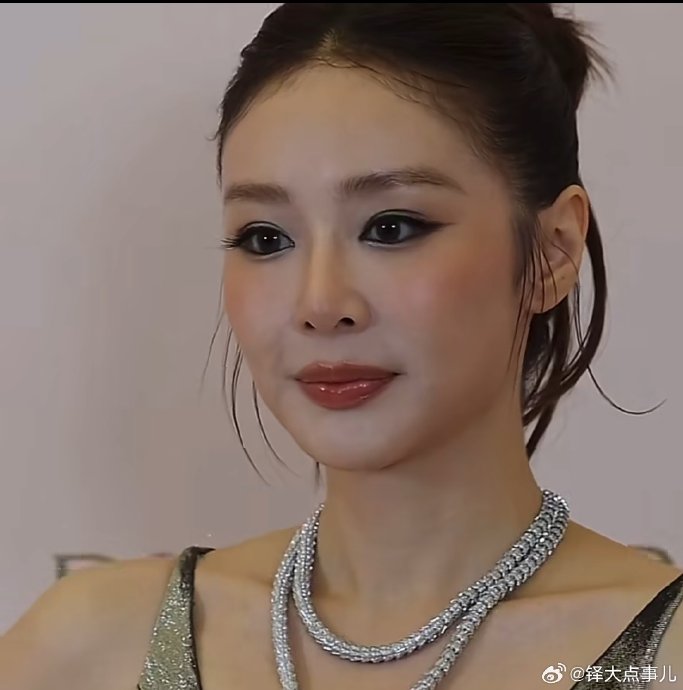 高叶上海电影节的具体网红妆容是什么样子的？