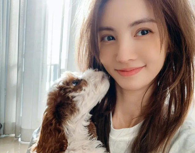 胡夏女友疑似金晨!两人互动细节被扒出,男方曾自曝暗恋某艺人