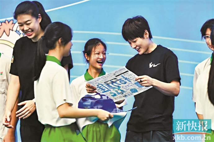 谢思埸杨力维于东带队“团建” 为初三学子中考打Call