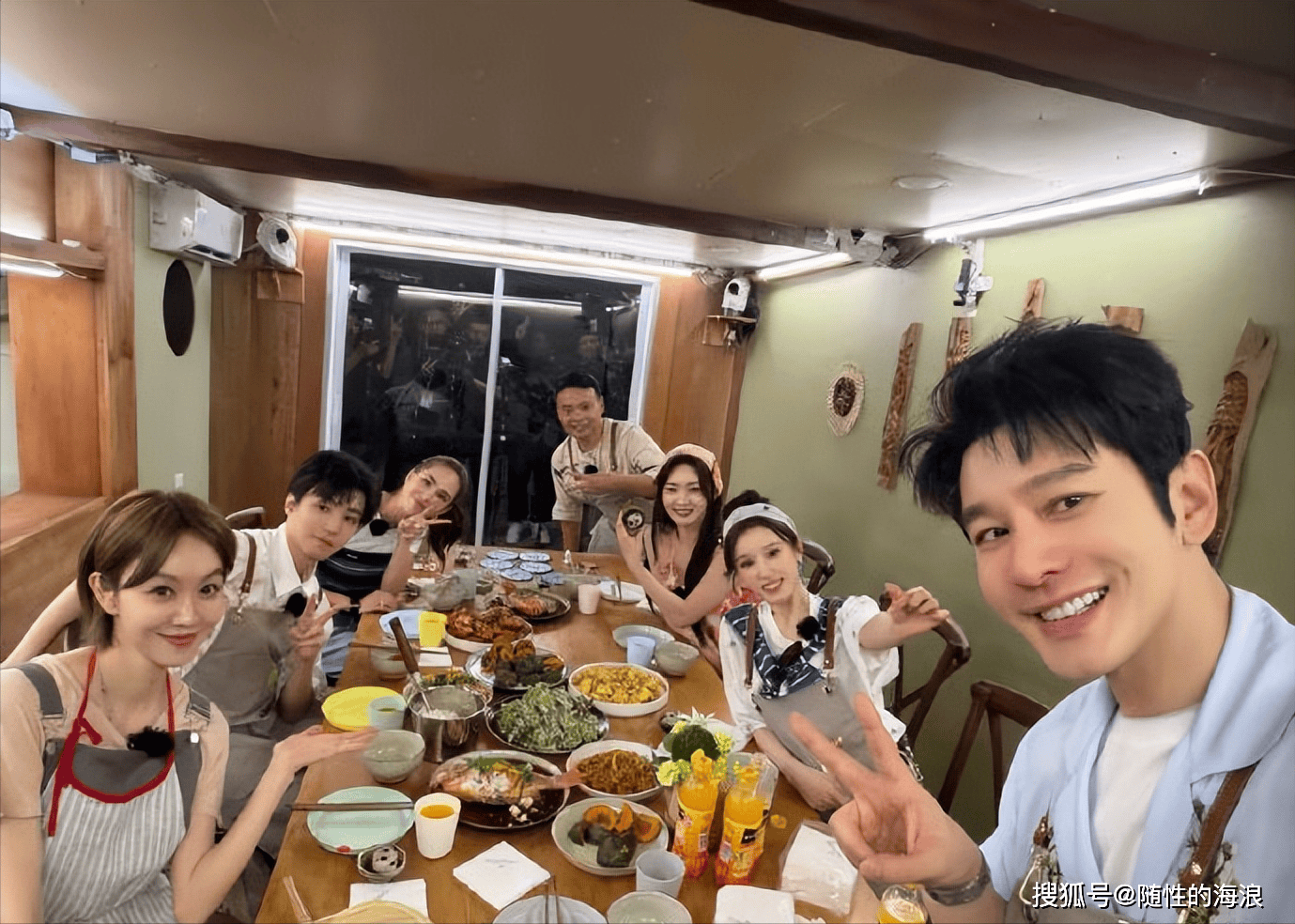 中餐厅 10 十周年阵容官宣,王俊凯时隔六年回归任副店长,昆凌首常驻经营综艺