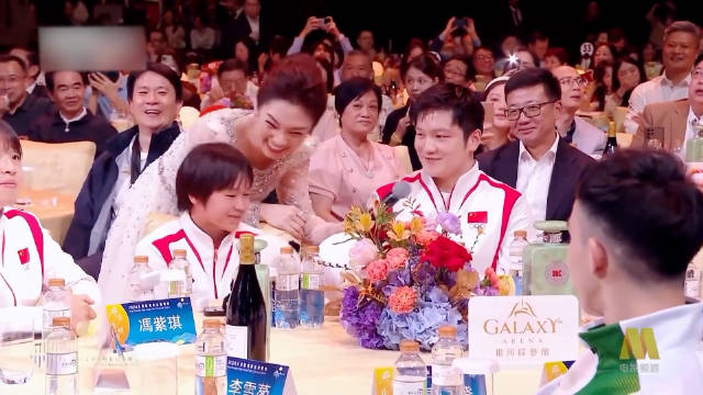 主持人让樊振东给全红婵推荐美食，东哥说出几个字，全场笑喷