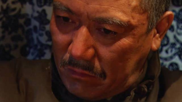 传武死了，朱开山握着传武的配枪，潸然泪下