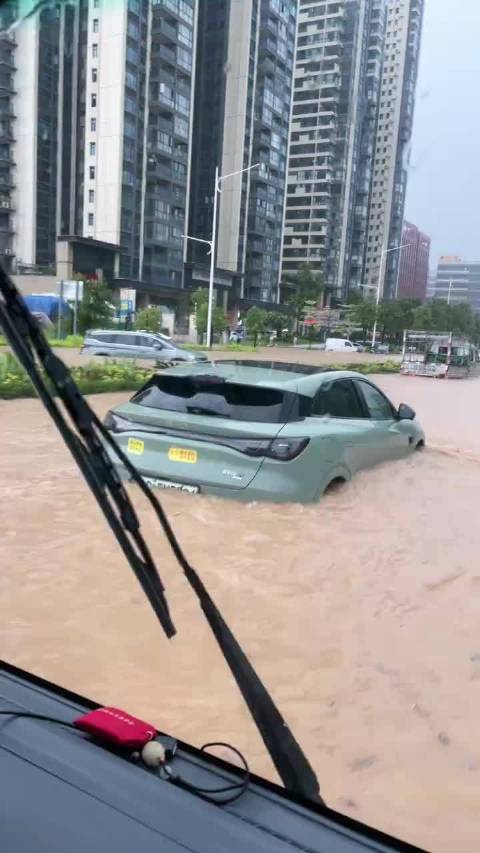电动汽车涉水性能引关注，东北暴雨测试车辆极限