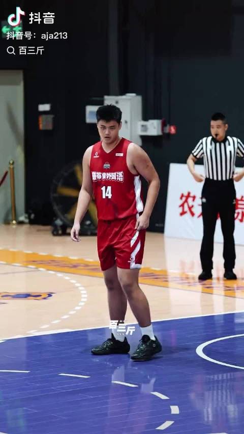 18岁2米08高中生周嗣哲酷似姚明引惊叹
