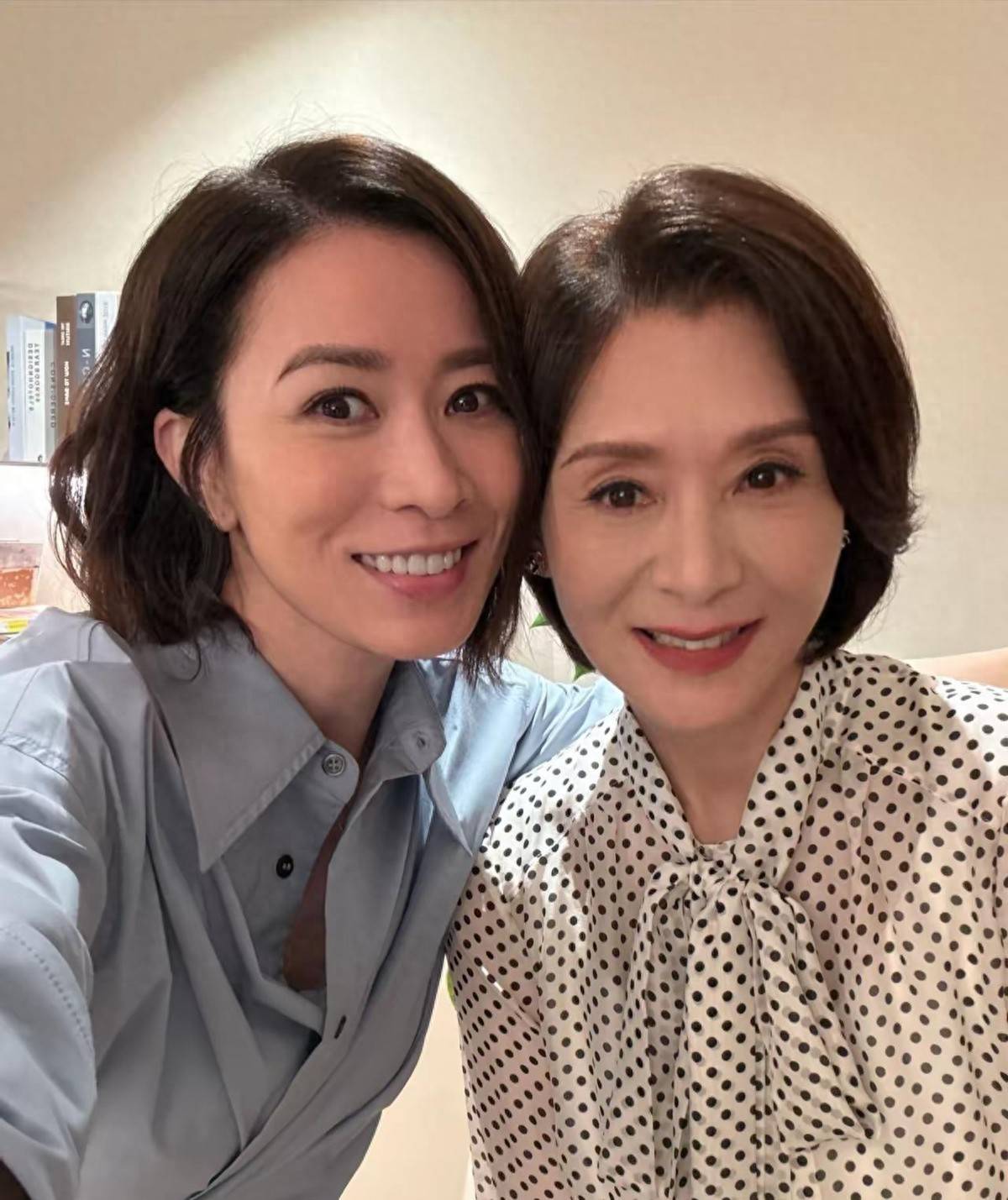 佘诗曼推掉外地工作,陪伴癌症康复母亲,母女俩精致如出一辙