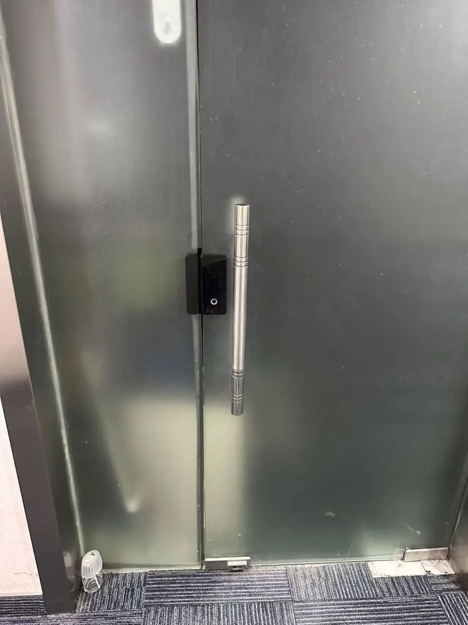上百条蛇“出没”，浓烈的腥臭味扑面而来，还有活虫频繁“越狱”！上海5A级商务楼惊现“异宠养殖”，周围白领忍无可忍→