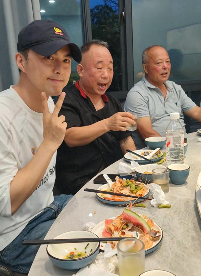 叶祖新回衢州陪家人过端午，父亲首度出镜，聚餐菜馆人均60元节俭