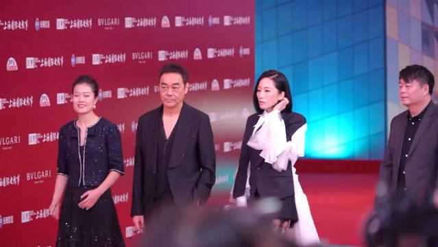 电影《爸爸》导演翁子光、演员刘青云、谷祖琳等亮相上海国际电影节闭幕红毯