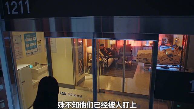 一男一女正在熟睡，殊不知被人盯上