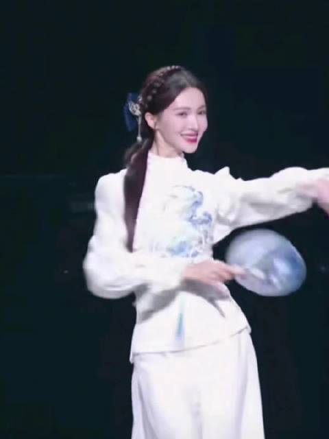 金晨的这段舞蹈真的是展示了她的实力，太美了，这个身段这个起伏太好看了