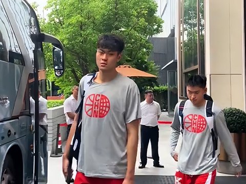 男篮备热身赛！王治郅现身，杨瀚森未一起，澳大利亚实力不佳！