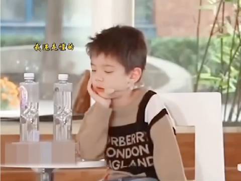 天呐，他怎会如此乖巧？如此萌态十足？