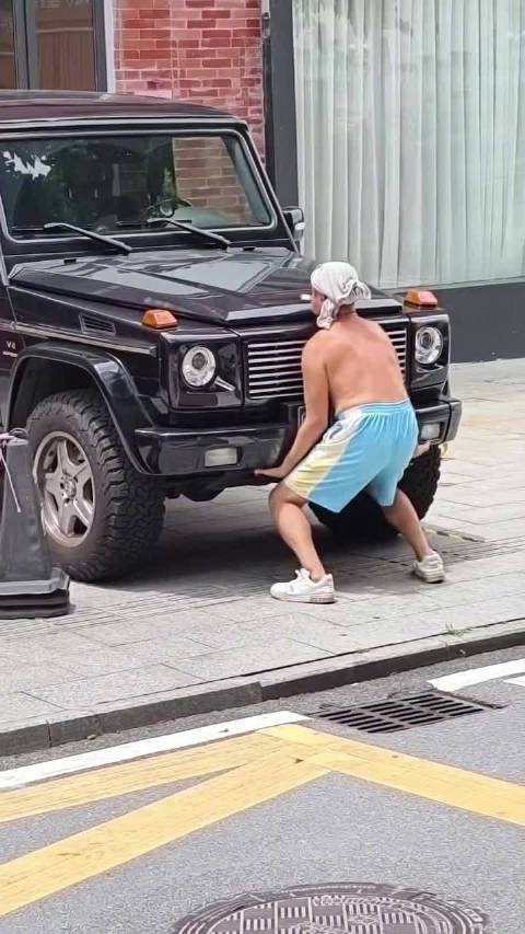 黄永钰广州街头肉身硬拉两吨奔驰大G路人全程实录