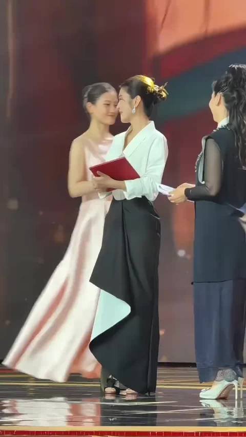 越剧演员李云霄首获电影奖，何赛飞颁奖见证传承