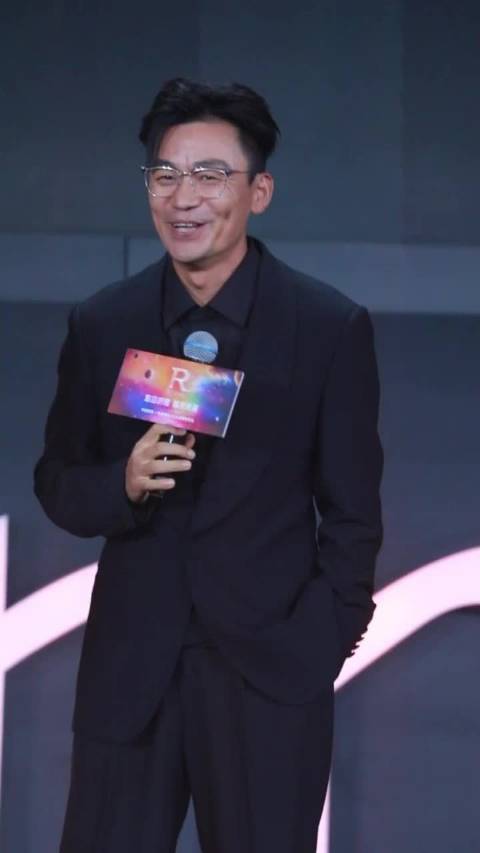 王宝强现身2023年金扫帚奖领奖，鞠躬致谢获掌声