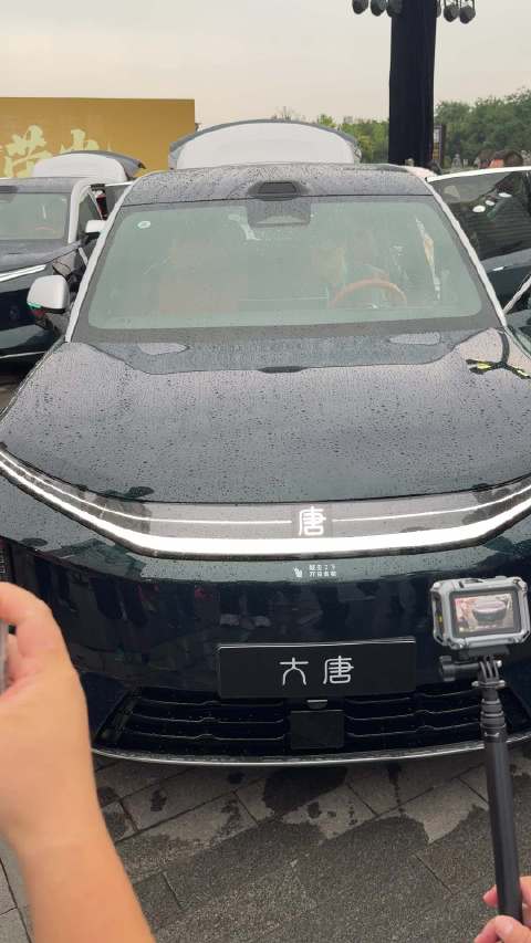 来看看比亚迪大唐EV的前备箱有多大？ 夸张不？