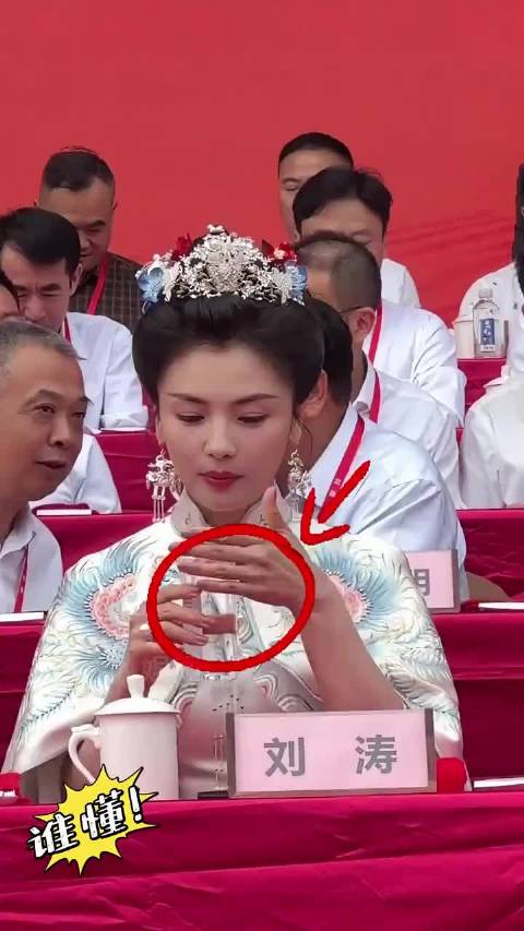 为何妈祖刘涛倒放矿泉水？看到王一博小跑躲避汽车，才知斗智斗勇