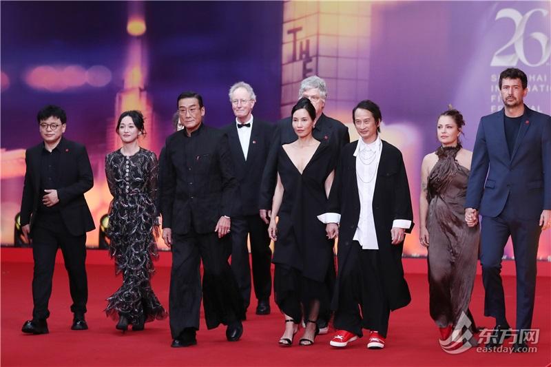 组图|上海国际电影节金爵红毯星光熠熠 吴磊王俊凯周迅等亮相