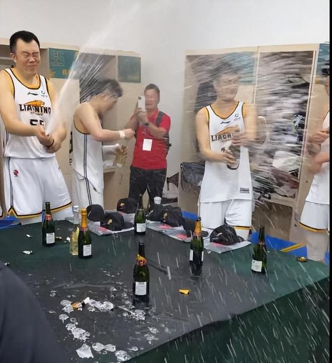 辽宁更衣室庆祝曝光！郭艾伦追杨鸣喷香槟，大韩使诈赵继伟最低调|韩德君|李晓旭|辽宁省|辽宁飞豹_订阅