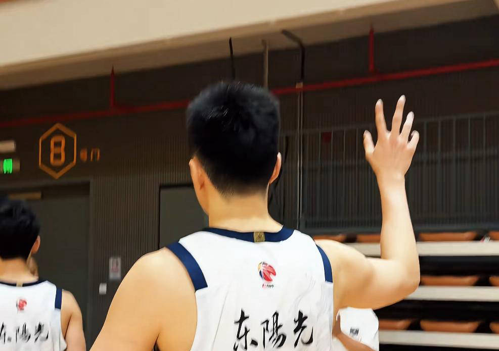 广东G2赛后更新：胡明轩呼声高涨，多名球员冰敷，杜锋强调备战下场比赛