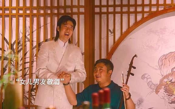 男子与猪共饮致丈人酒窖被清空