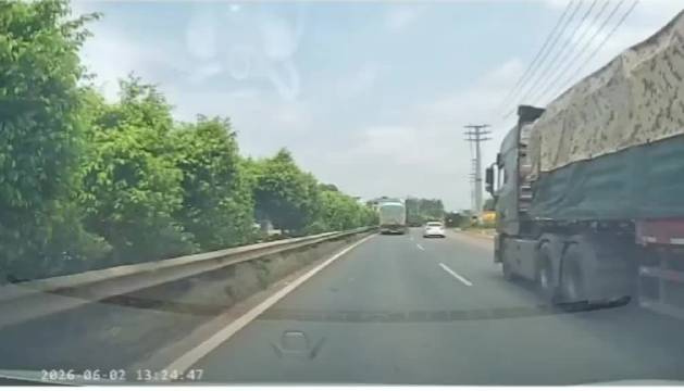 大货车抢黄灯险酿事故,视频车主称20年驾龄才幸免