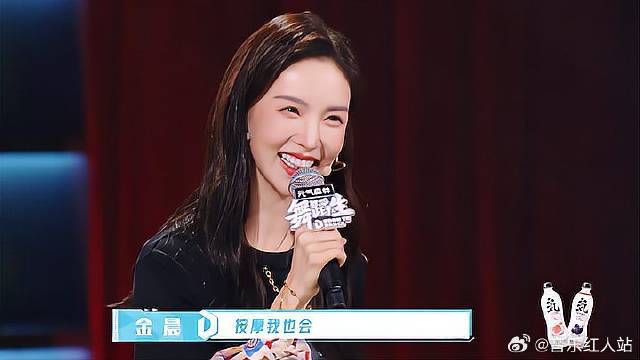 这样的金晨，妥妥纯情男高的纯爱款，金晨这一笑谁不迷糊！