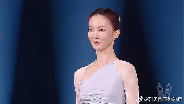终于等到金晨这身水蓝仙裙名场面 一上场，全场舞蹈生瞬间炸场！