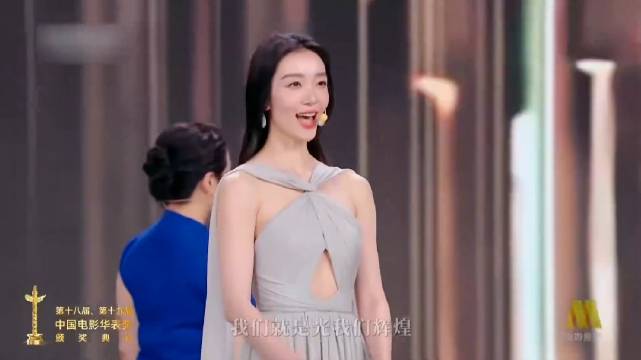 关晓彤刘浩存同台演唱，皮肤都洁白如雪，但论气质可就相差甚远了