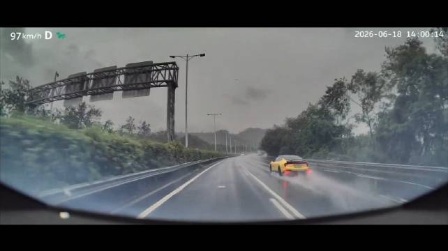 路特斯暴雨高速行驶发生事故