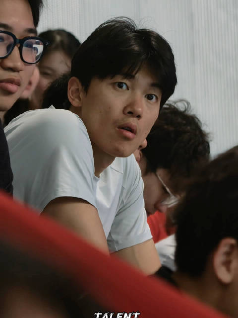 已严肃观赛男子200仰