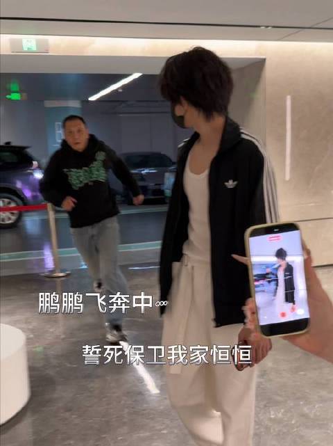 张鹏执勤中偶遇陈奕恒