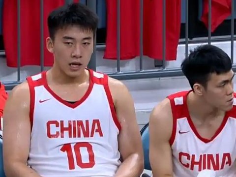 男篮半场险胜澳大利亚！崔永熙+2将齐爆，多人辅助，王浩然仍打铁