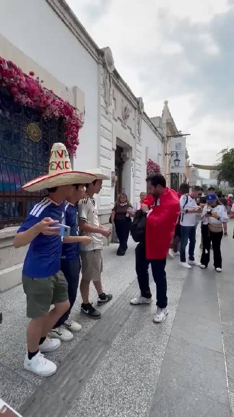 突尼斯球迷赛前向日本球迷展示航海王旗帜