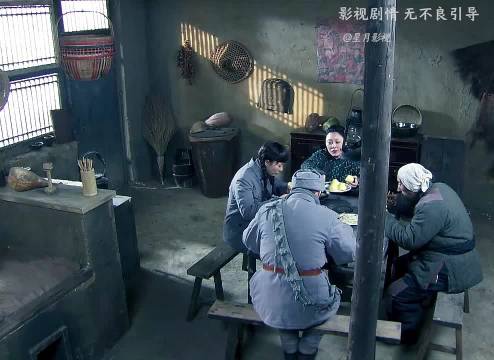 鬼子假扮八路潜伏在百姓家，没想到因为一个举动被大叔质疑！"尖刀出鞘"