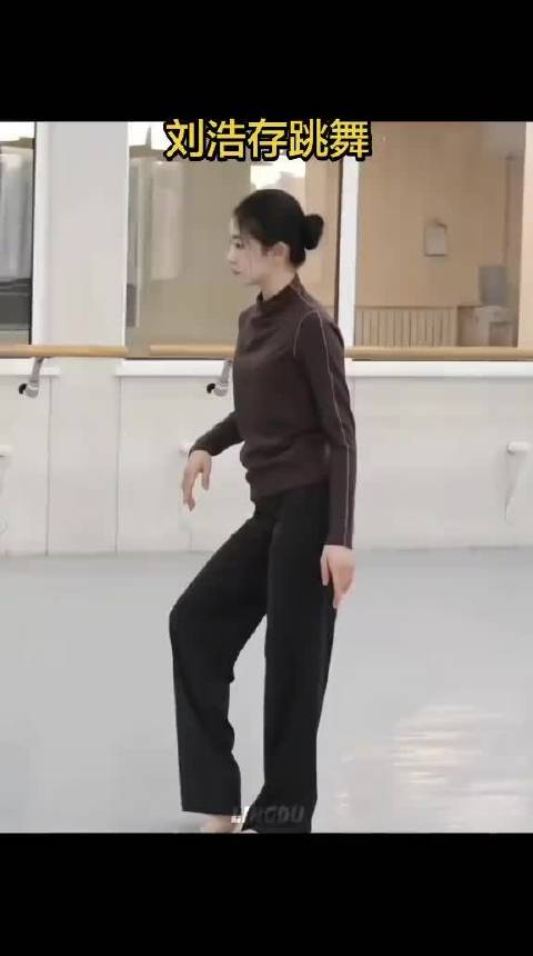 刘浩存舞姿轻盈飘逸，舒展美感拉满氛围