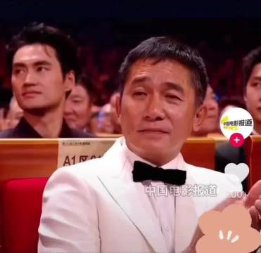周冬雨话剧用提词器被曝，金鸡奖念稿颁奖再引关注