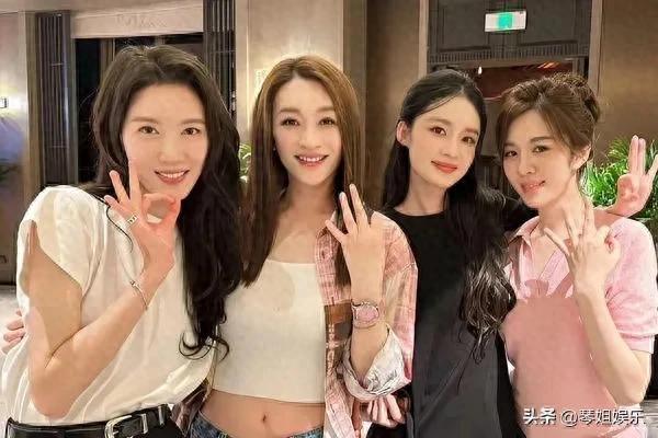 李小冉与闺蜜团聚餐曝光,高露李沁王晓晨同框亮相,逆龄美颜惊艳