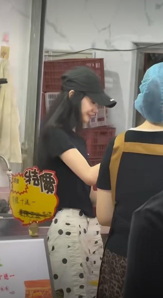 深圳街头偶遇刘浩存！素颜逛粽摊买粽子。我才搞懂一件事