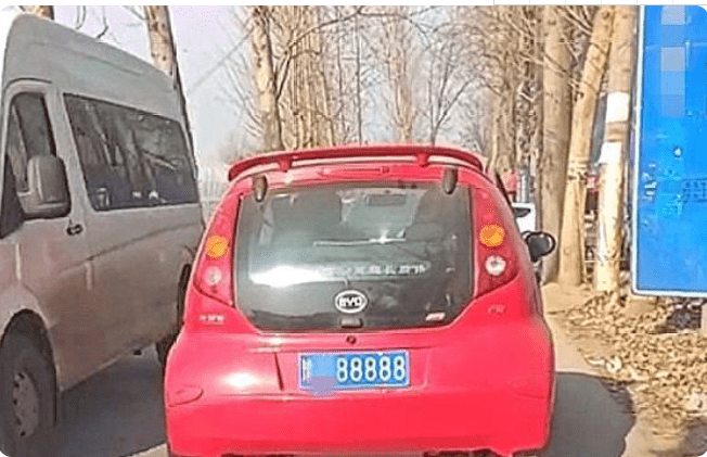 比亚迪挂88888车牌上路，一天被查20次，土豪50万求购被拒