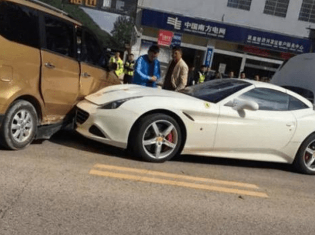 面包车撞上400万法拉利，车主淡定点烟，只因车后一行字_刘先生_保险杠_额度